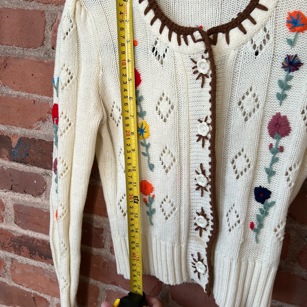 Floral Embroidered Cream Cardigan fit small - Picture 7 of 8